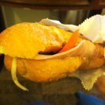 ベトナムのファストフード、バインミーを食べてミル(MILU)